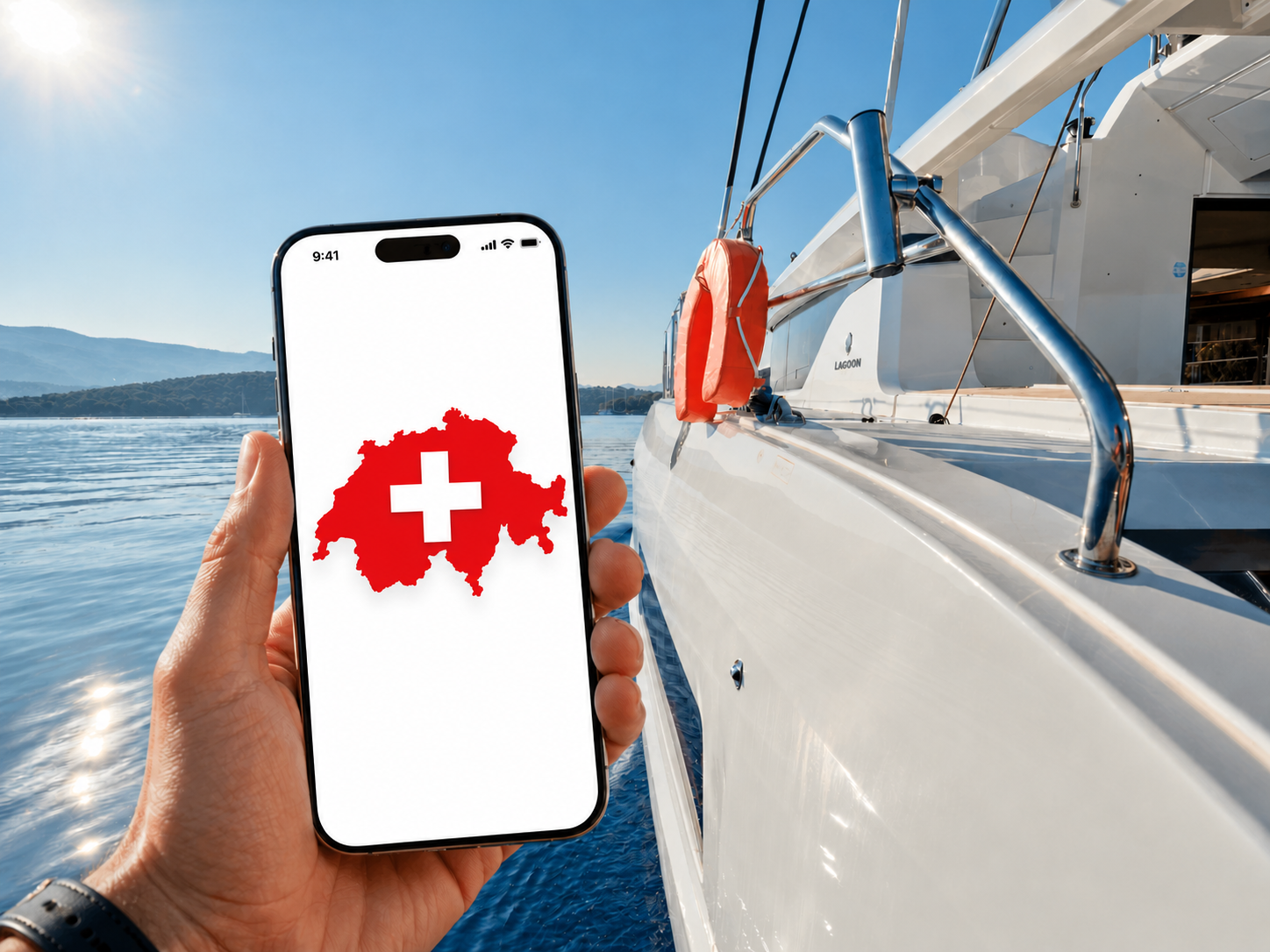 Un smartphone affichant une carte rouge de la Suisse avec une croix suisse blanche, tenu &agrave; c&ocirc;t&eacute; d'un yacht